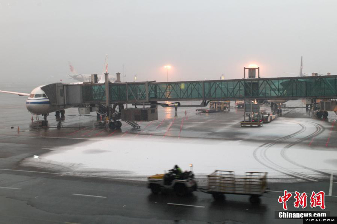 北京迎降雪天气首都机场取消42架次航班多条进京高速封闭